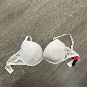 White lace bra with adjustable hooks and straps